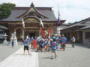 田名八幡宮での御霊入れの終了後、滝の自治会館に向けて出発する滝の子ども神輿