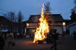 ⑭緑区青山神社。18日午前6時点火。津久井地区では早朝に点火の場所が比較的多く見られる。