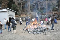 ⑮緑区青山神社の団子焼き。⑭と⑮は五十嵐さんと千葉さんが訪れた