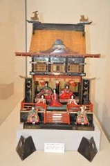昭和10年頃の三月節供に飾った御殿の形をしている雛飾り。きれいな飾り物で、子どもたちも熱心に見ていた