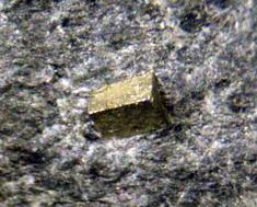 黄鉄鉱の結晶 大きさは約１ｍｍ